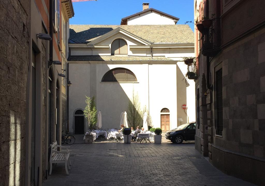 Ancient Courtyard Bonanomi In Como Historic Centre Номер фото